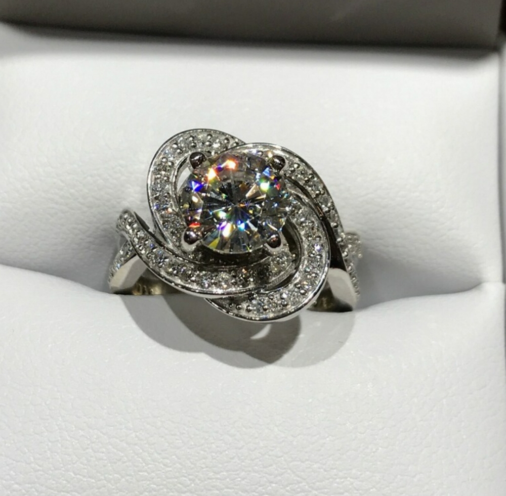 1.35 Moissanite centet ston. Size 5.5